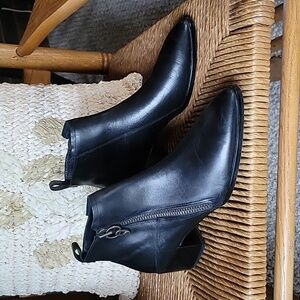 Donald Pliner Dante ankle booties, black, size 8